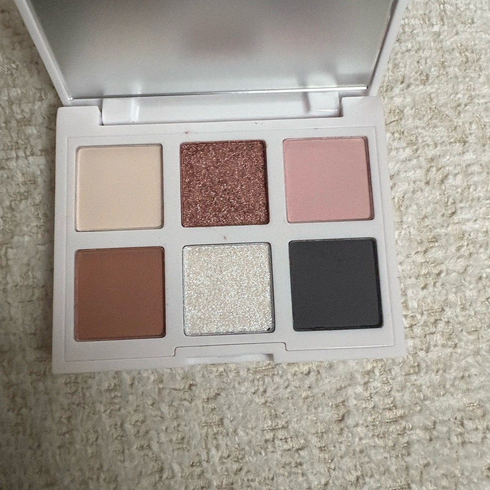 Elegant Eyeshadow Palette with Neutral Tones